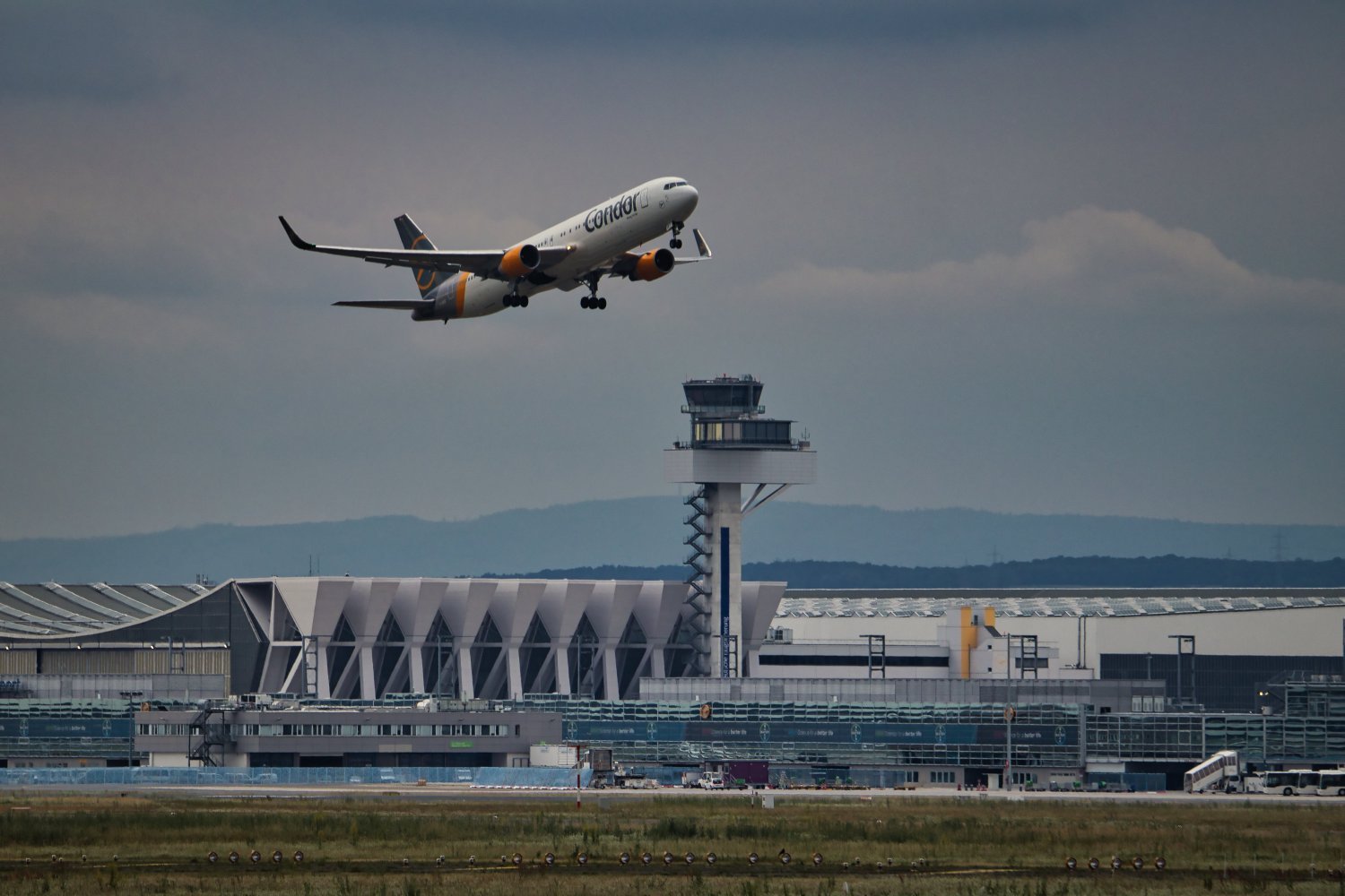 Mit 12.803 Starts und Landungen ging die Zahl der Flugbewegungen um 67,0 Prozent zurück.