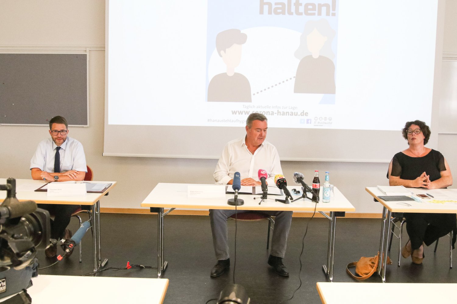 Landrat Thorsten Stolz, Oberbürgermeister Claus Kaminsky und die Erste Kreisbeigeordnete Susanne Simmler bei einer Pressekonferenz im August 2020