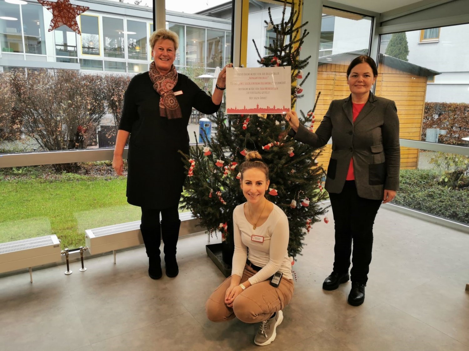 Die AWO bedankt sich bei den Kindern der Haingartenschule für ihren Weihnachtsbaum.