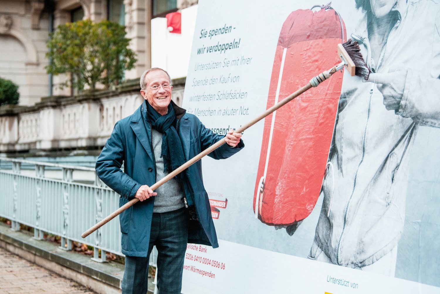 Staatsminister Axel Wintermeyer unterstützt die Plakataktion