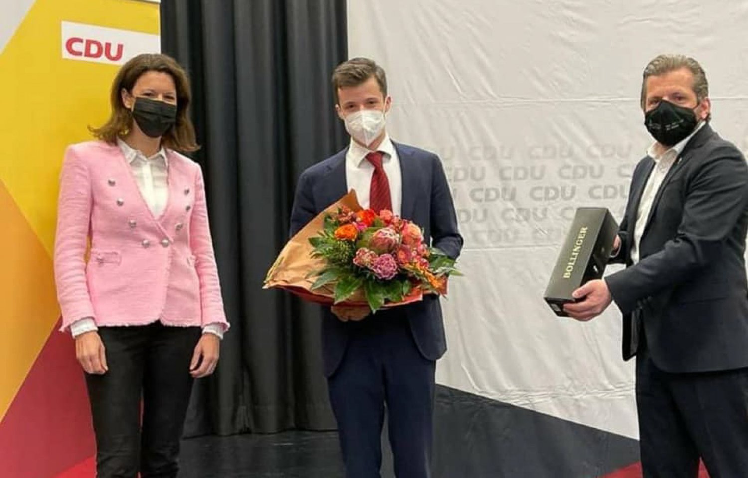 Johannes Wiegelmann (Bildmitte) mit Dr. Katja Leikert und Jürgen Franz.