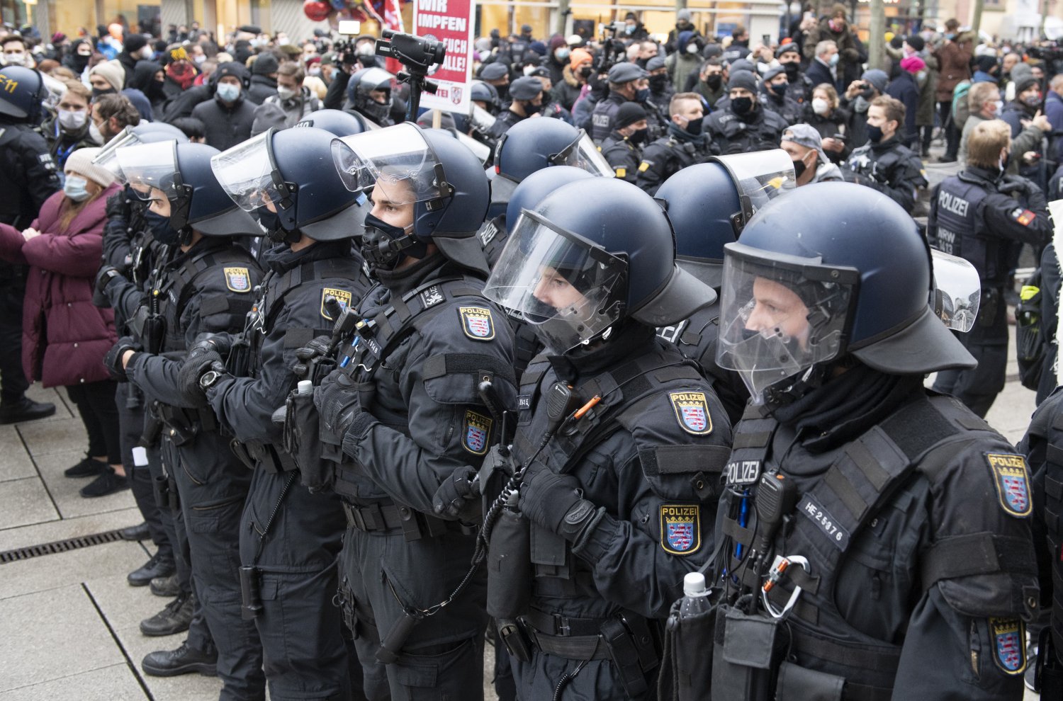 Polizisten trennen an der Frankfurter Hauptwache Teilnehmer der gerichtlich verbotenen Querdenker-Kundgebung und Gegendemonstranten.