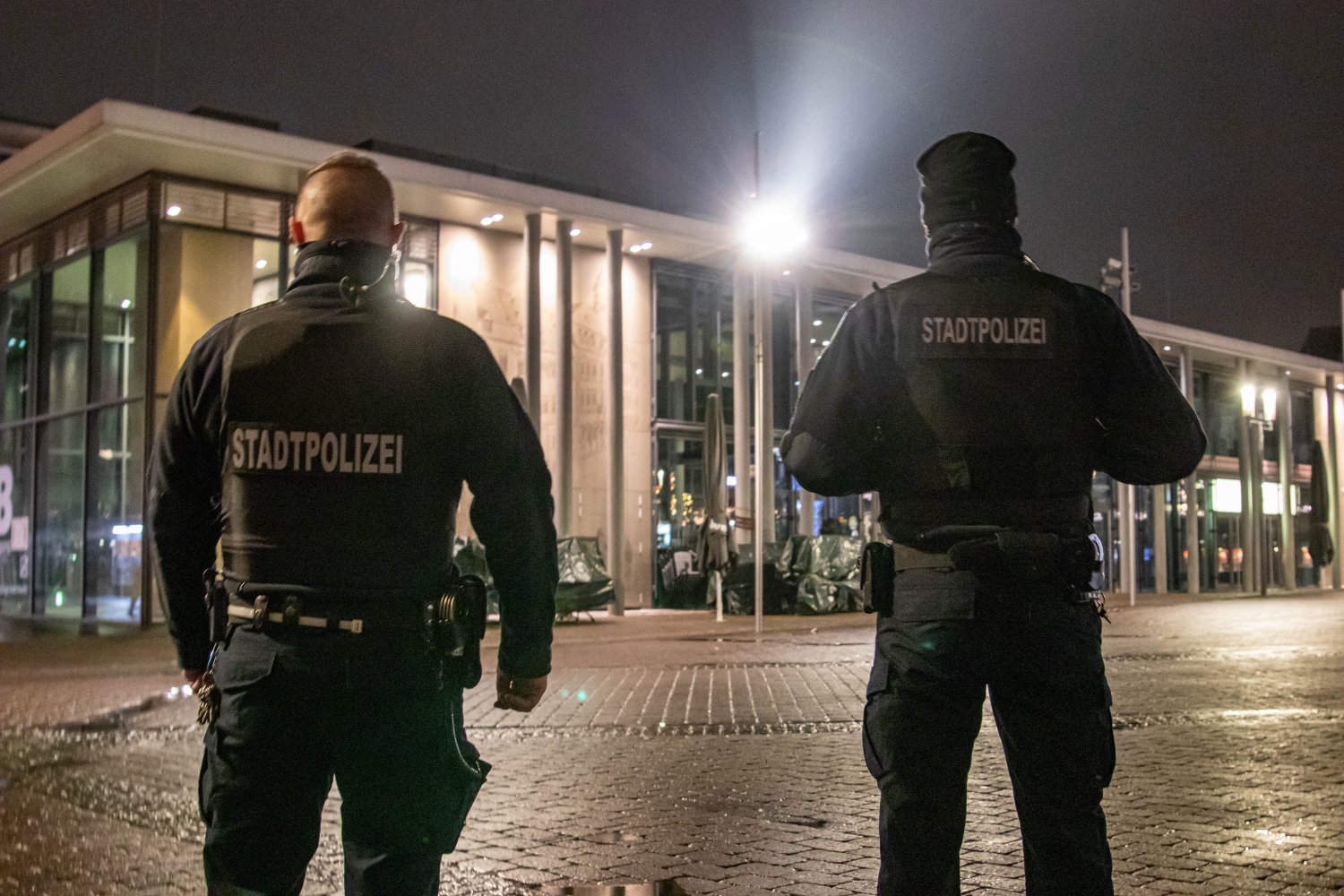 Beamte der Stadtpolizei kontrollieren die Ausgangsbeschränkung am Samstagabend in der Innenstadt von Hanau