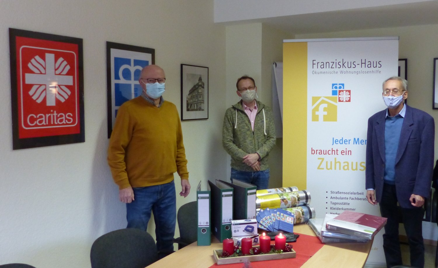 Edgar Kreuzer und Roland Bruckmeier von der AWO Rodenbach-Ronneburg mit Rainer Broßmann (Mitte) vom Franziskus-Haus vor dem Gabentisch