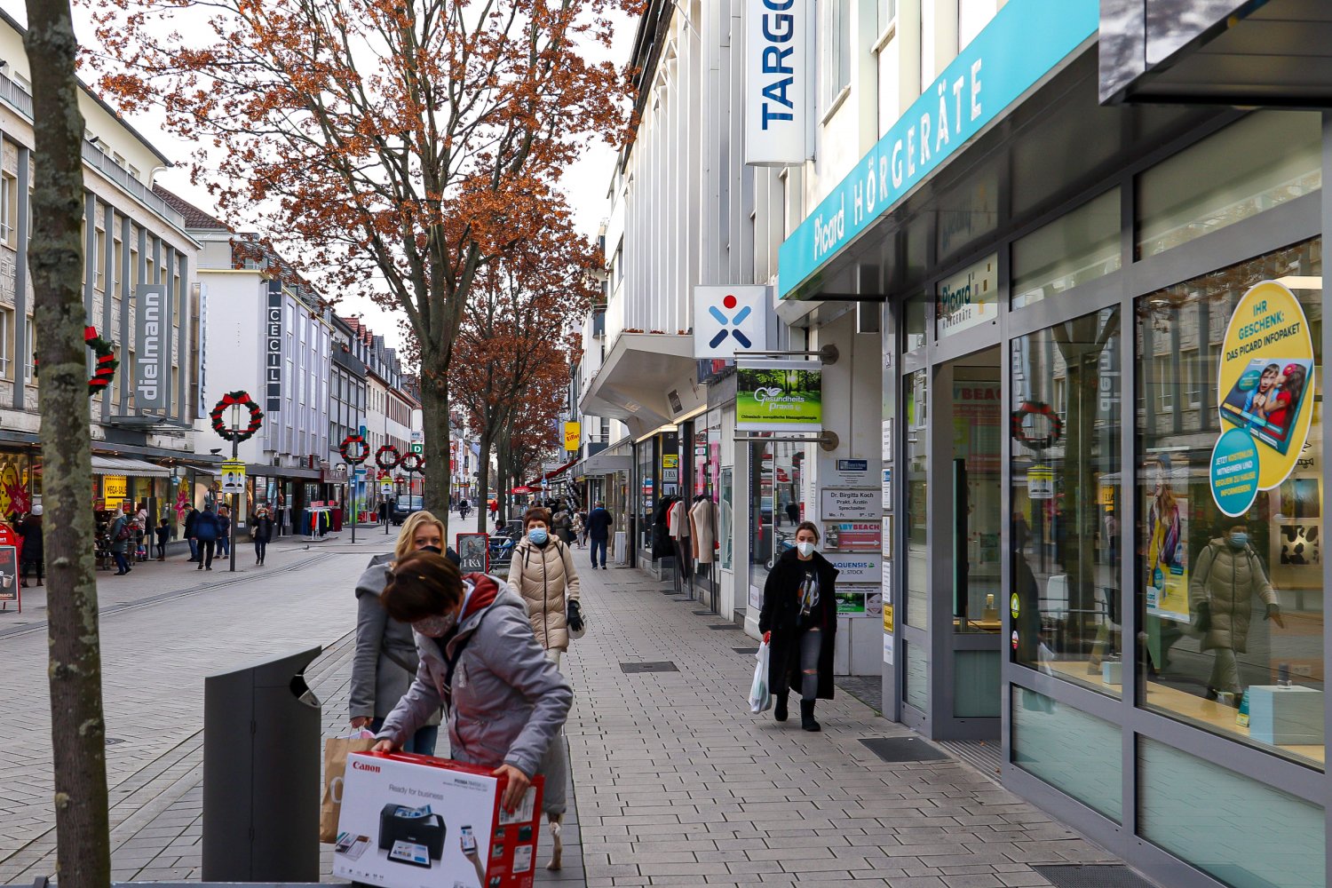 Kurz vor dem Lockdown am Mittwoch ist in der Innenstadt von Hanau der Betrieb überschaubar