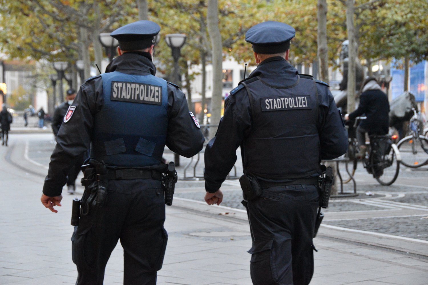 Die Stadtpolizei in Frankfurt am Main kontrolliert die Corona-Regeln