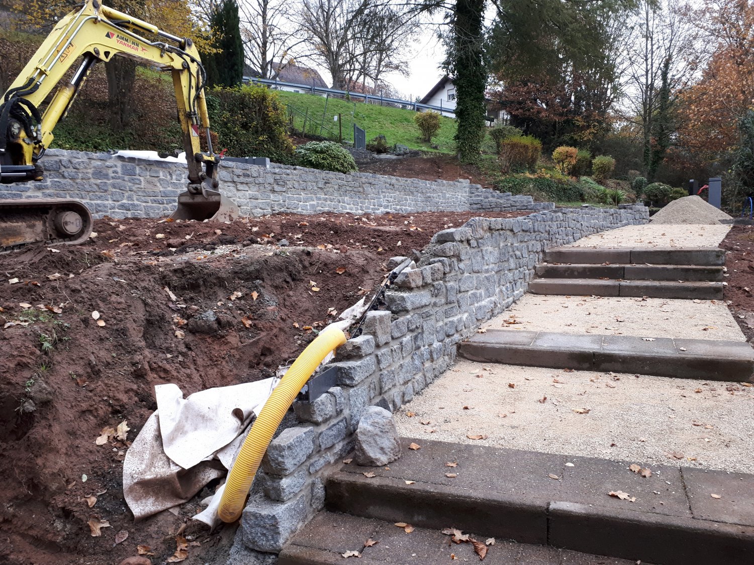 In vollem Gange – die Arbeiten zur Sanierung von Wegen, Treppen und Stützmauern auf dem alten Friedhof in Breitenborn.