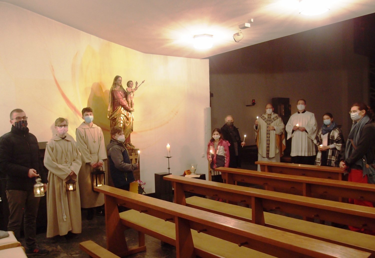 Am linken Seitenaltar der Elisabethkirche, die tagsüber am linken Seiteneingang geöffnet ist, ist es jederzeit abholbar.