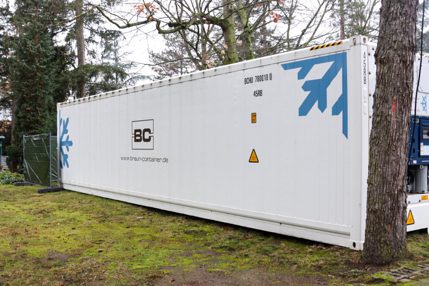 Erstmals muss der Kühlcontainer auf dem Hauptfriedhof in Hanau für Corona-Tote genutzt werden.