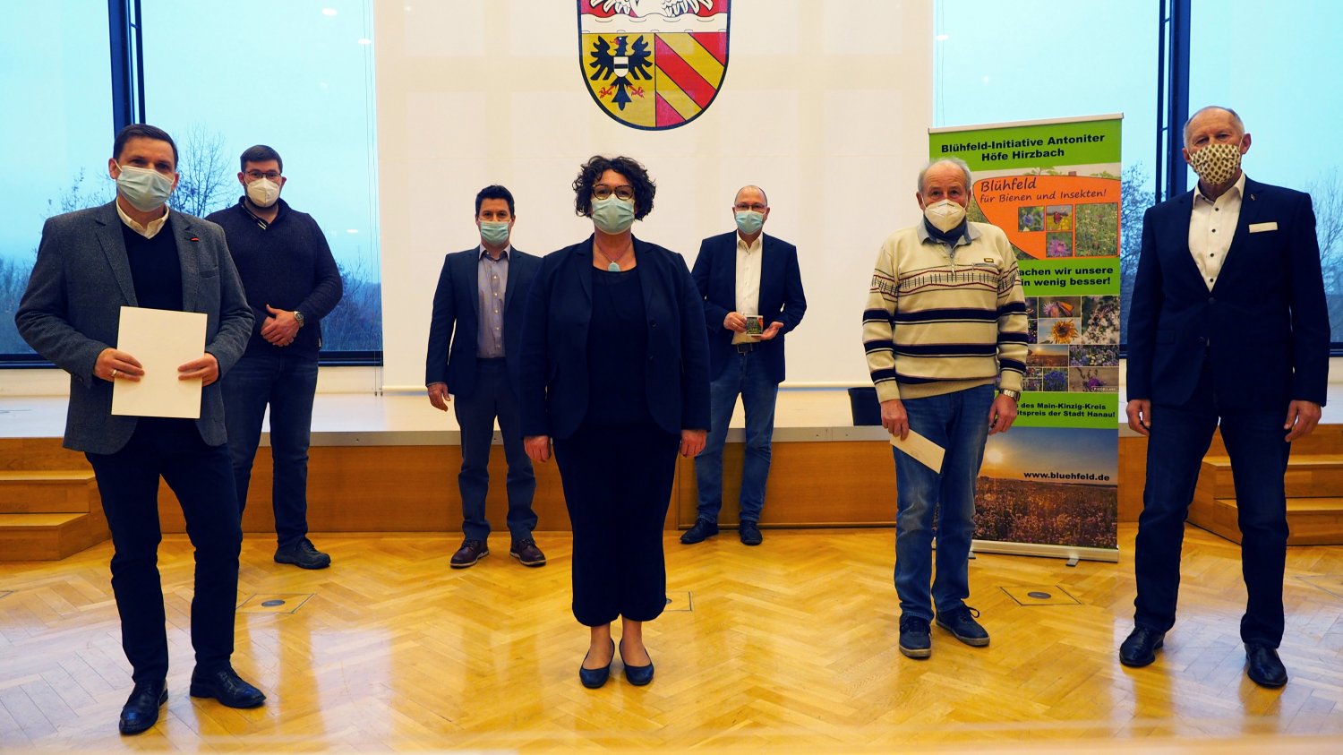 Bei der Verleihung des Umweltpreises (von links): Toralf Knauth, Jan Rüffer, Dieter Krach, Erste Kreisbeigeordnete Susanne Simmler, Bernd Leutnant, Friedrich Bellgardt und Dr. Hans-Joachim Wörn.