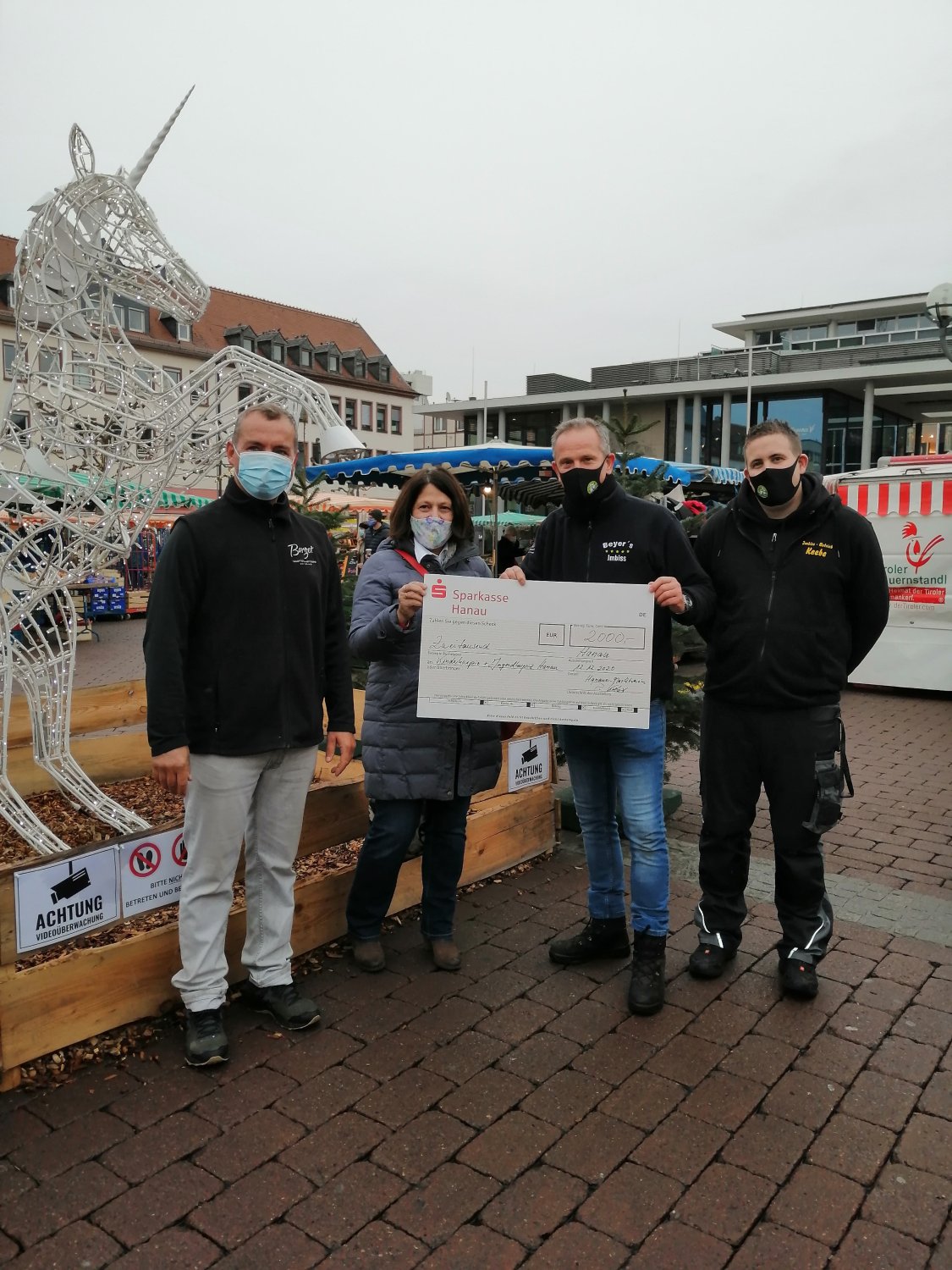 Der Wochenmarkt-Verein hat 2000 Euro an den Ambulanten Kinder- und Jugendhospizdienst Hanau gespendet.