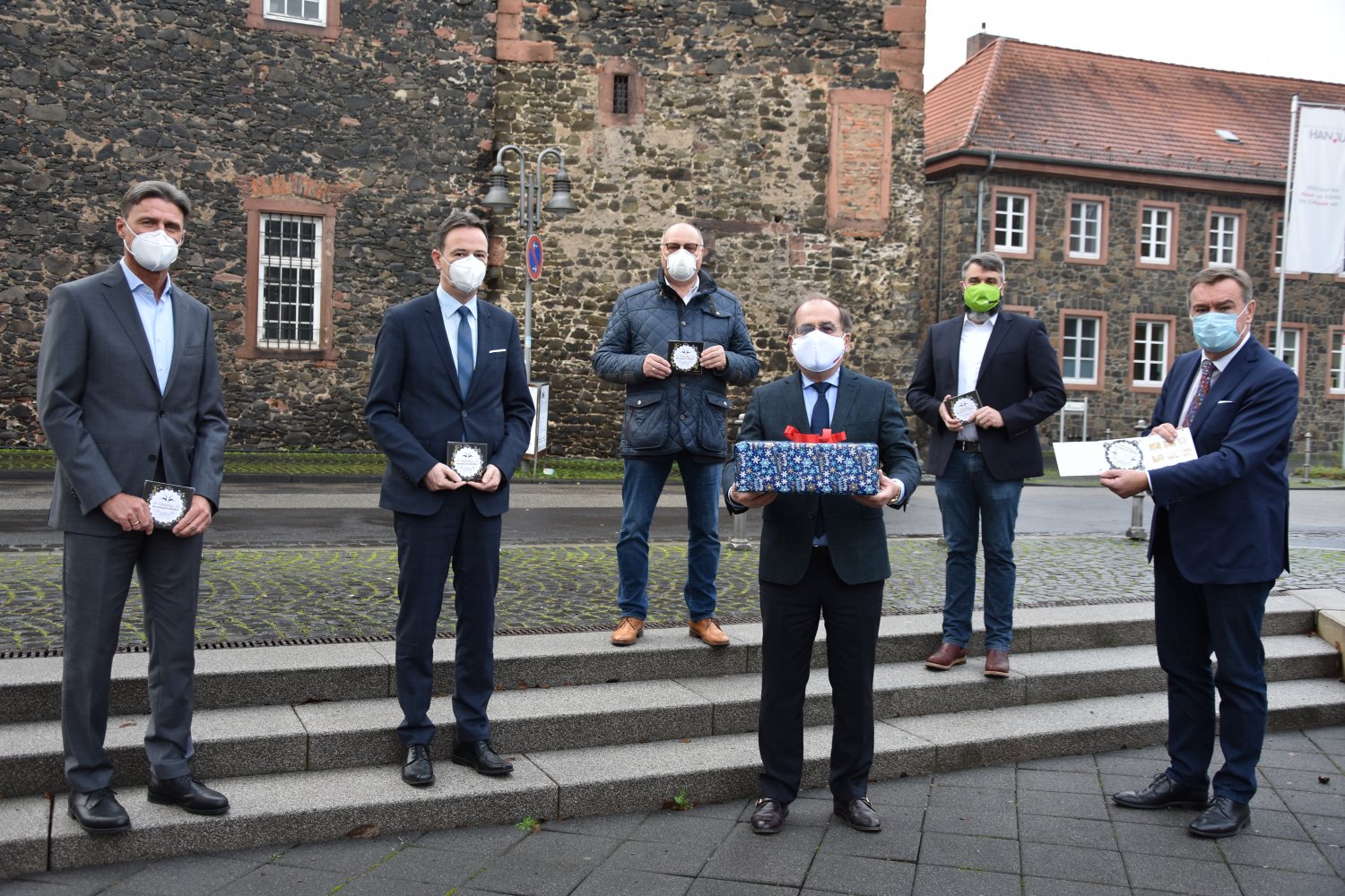 Volkmar Bölke vom Klinikum Hanau, Michael Sammet vom St. Vinzenz Krankenhaus in Hanau, Produzent Horst Steuernagel, Unternehmer Karl Wolf, Thorsten Hitzel Vereinte Martin Luther+ Althanauer Hospital Stiftung und Oberbürgermeister Claus Kaminsky