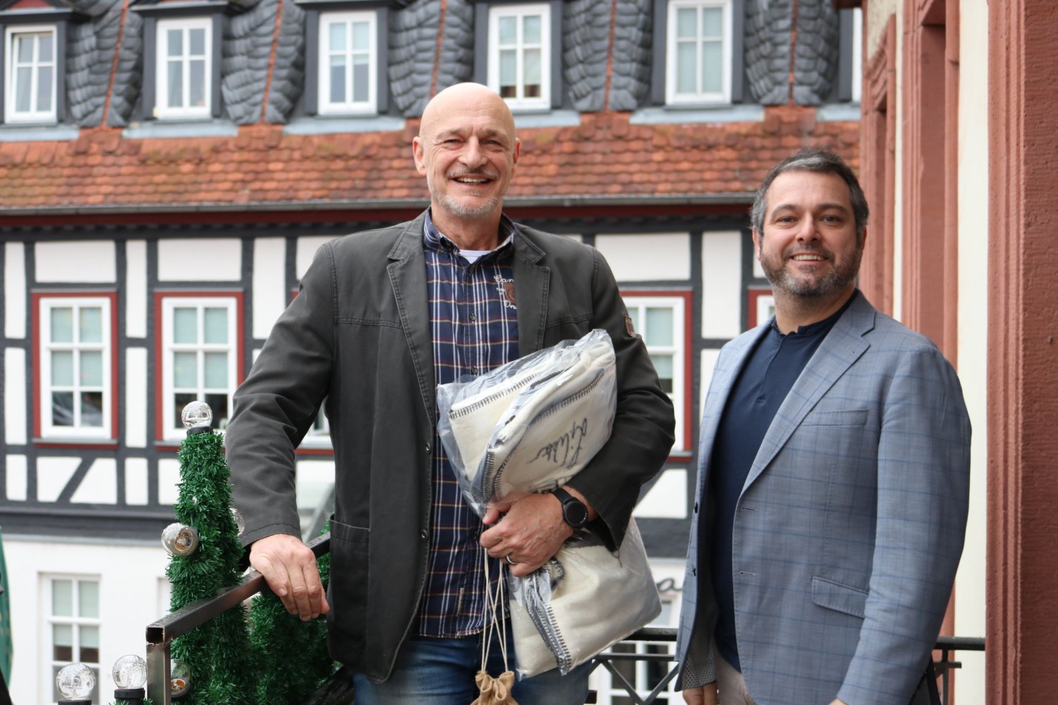 In den Ruhestand verabschiedet: Reinhold Leihner (links) und Bürgermeister Daniel Christian Glöckner.