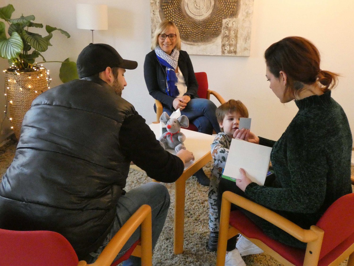 Mechthild Sckell, Leiterin der ask-Familienberatung in Hanau, im Beratungsgespräch.