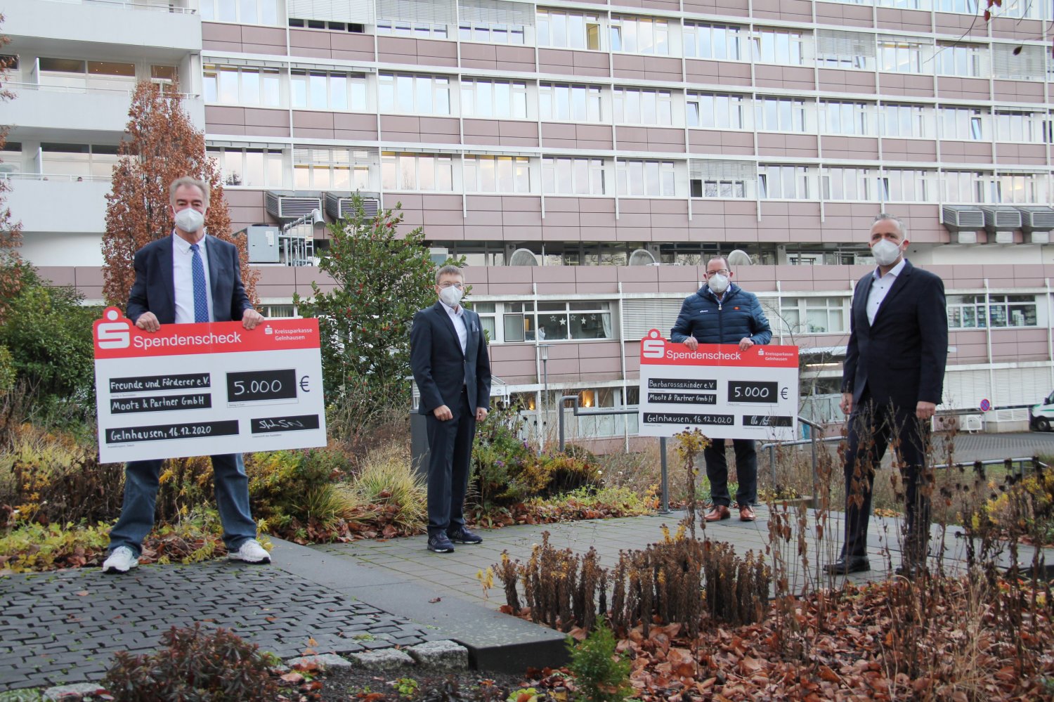 Große Freude bei allen Beteiligten: Siegfried Rückriegel (Freunde & Förderer), Oliver Mootz (Mootz & Partner), Ole Schön (Barbarossakinder), Stefan Schaak (Mootz & Partner) 