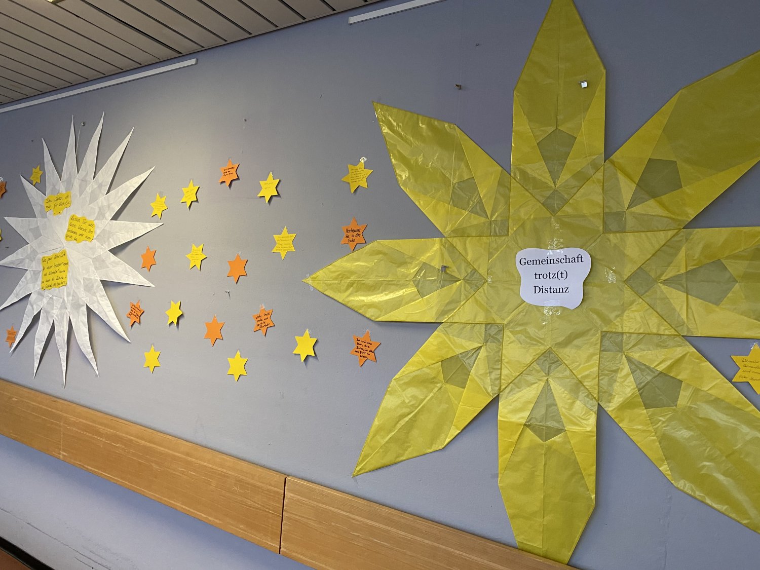 Unzählige Wünsche für Mitmenschen schmücken die Sternenwand im Altenzentrum Rodenbach