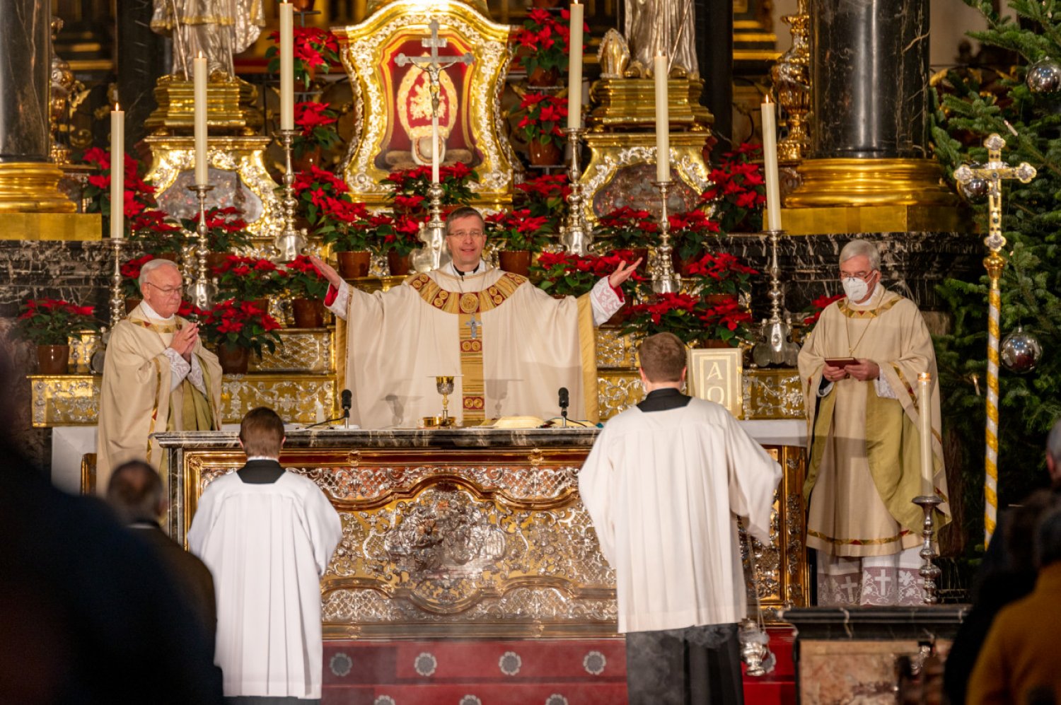 Der Bischof von Fulda, Dr. Michael Gerber, hat die Einsamkeit vieler Menschen in der Coronakrise zum Thema seiner Weihnachtspredigt gemacht.