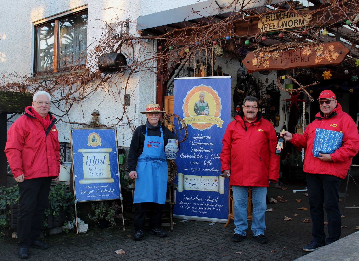 Anton Hofmann, Peter Mankel und Herrmann Stiegler (v.l.n.r.) im „Sankt Petershof“ in Niederrodenbach bei der Übergabe vom „Stöffche“ an Volker Schork (2.v.r.) zur Verabschiedung als ACE Regionalbeauftragter in Hessen