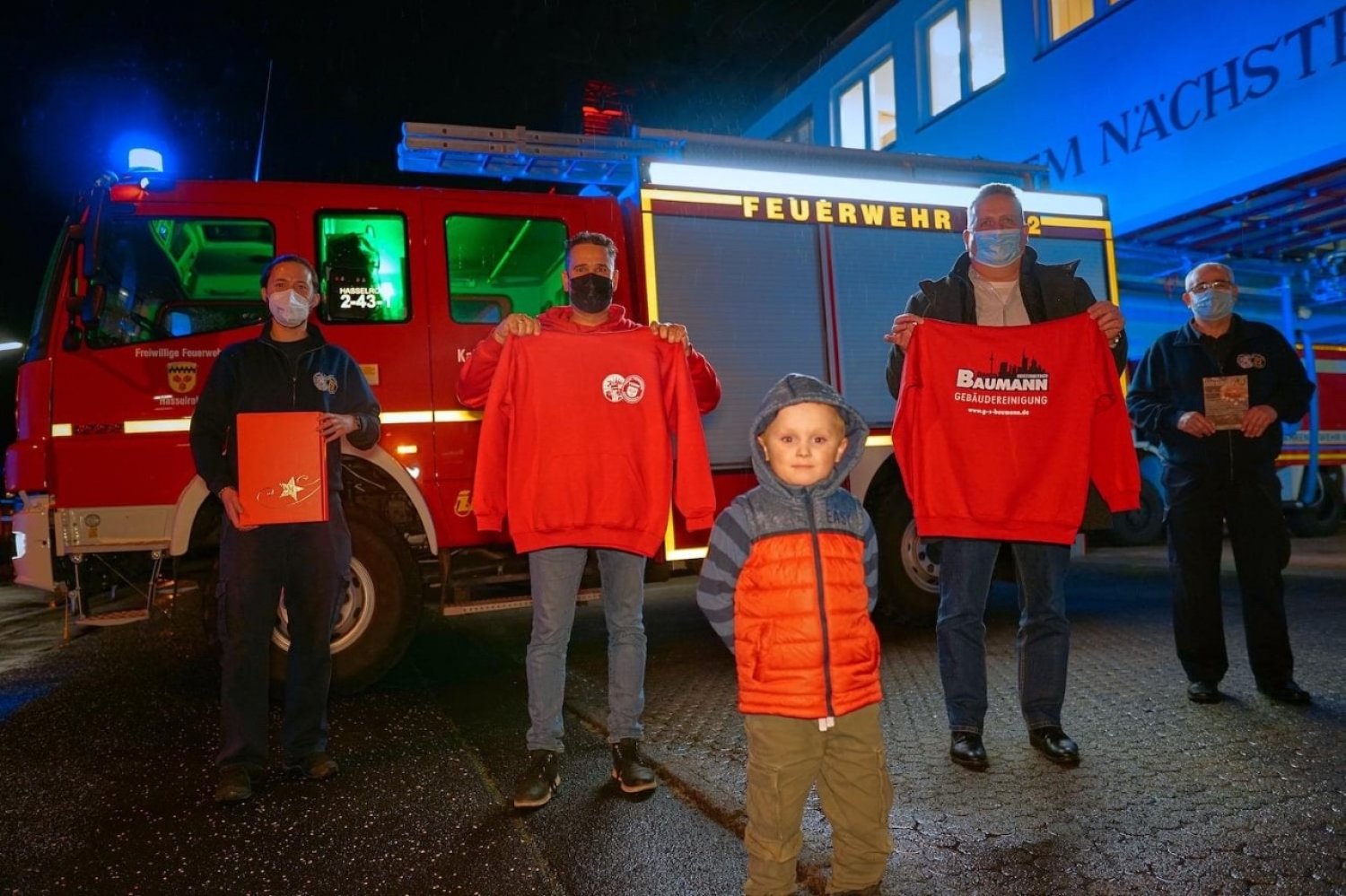 Gebäudereinigung Daniel Baumann spendet Feuerwehr Hasselroth Weihnachtsgeschenke.