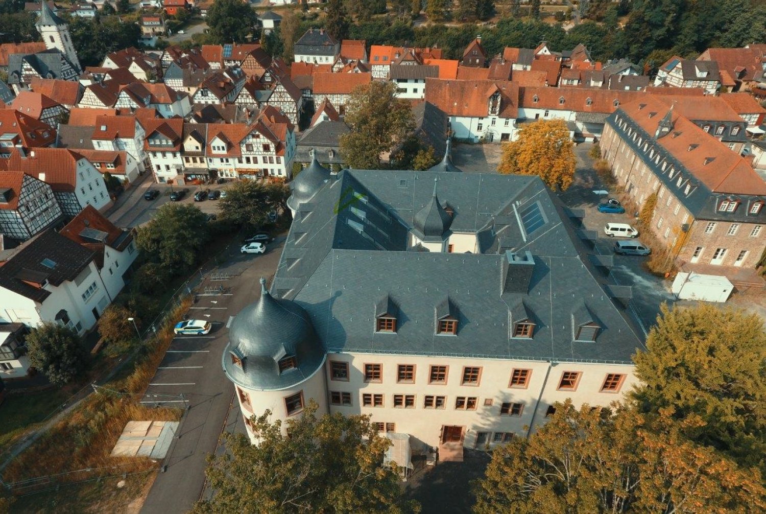 Ziel der beantragten Maßnahme ist die Sicherung des Gebäudes vor weiteren Schäden, bis eine umfassende Sanierung und ein Ausbau erfolgen können.
