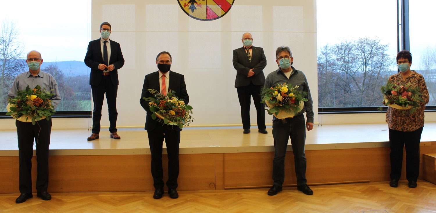 Gleich vier verdiente Mitarbeiter:innen der Kreisverwaltung wurden in den wohlverdienten Ruhestand verabschiedet. Von links: Udo Eckert, Landrat Thorsten Stolz, Heinrich Fieres, Heinz Neuendorf, Helmut Born und Christiane Röder.