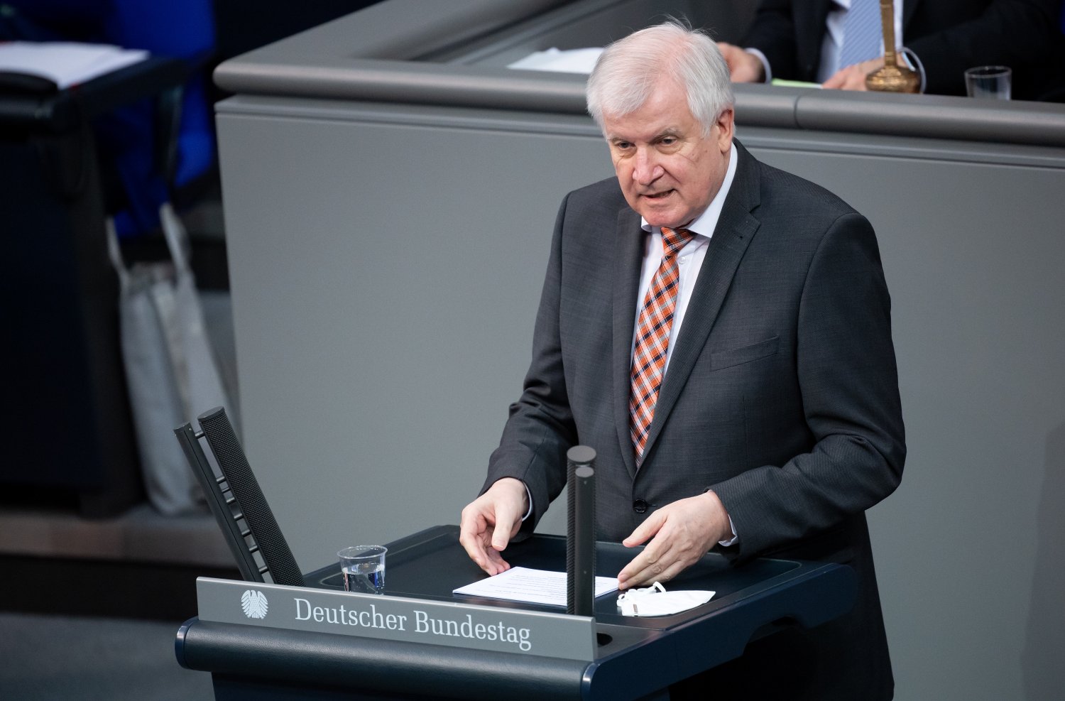 "Drastische Maßnahmen, die aber absolut notwenig sind", sagt Innenminister Horst Seehofer