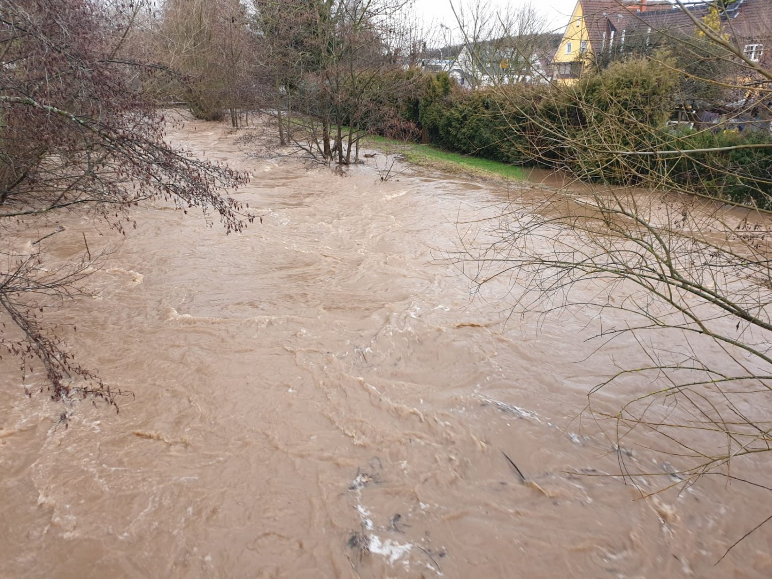Um die Schäden des Hochwassers zu beseitigen hat Schlüchterns Bürgermeister Matthias Möller schnelle Hilfe versprochen