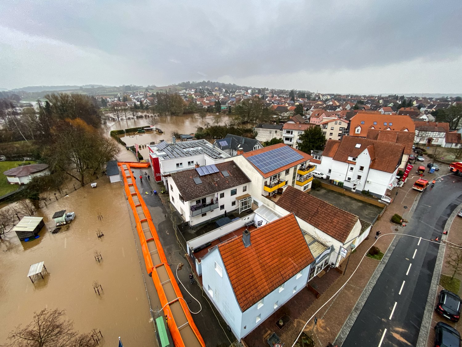 Rund 200 Einsatzkräfte von Feuerwehr und THW aus 13 Kommunen waren fast 27 Stunden im Einsatz.