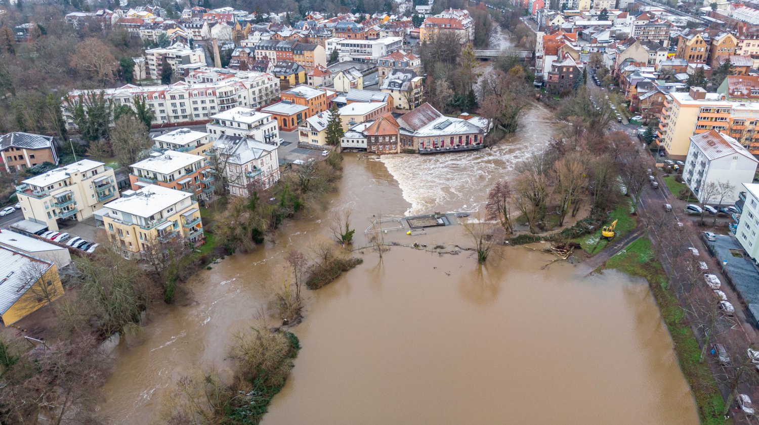 Die Hochwasserlage im Main-Kinzig-Kreis bleibt kritisch: Hanau durchläuft aktuell die Meldestufe 2.