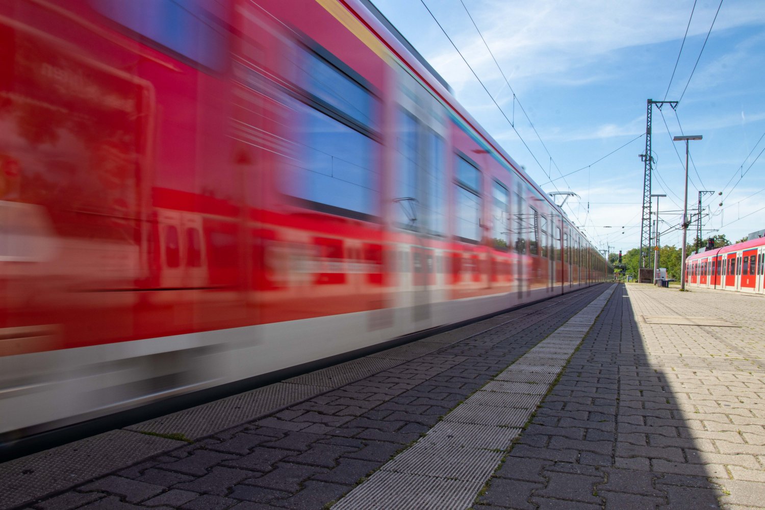In Vorbereitung des viergleisigen Ausbaus der Bahnstrecke zwischen Hanau und Gelnhausen baut die Deutsche Bahn (DB) eine neue Personen-Unterführung am Bahnhof Hailer-Meerholz bei Gelnhausen. 