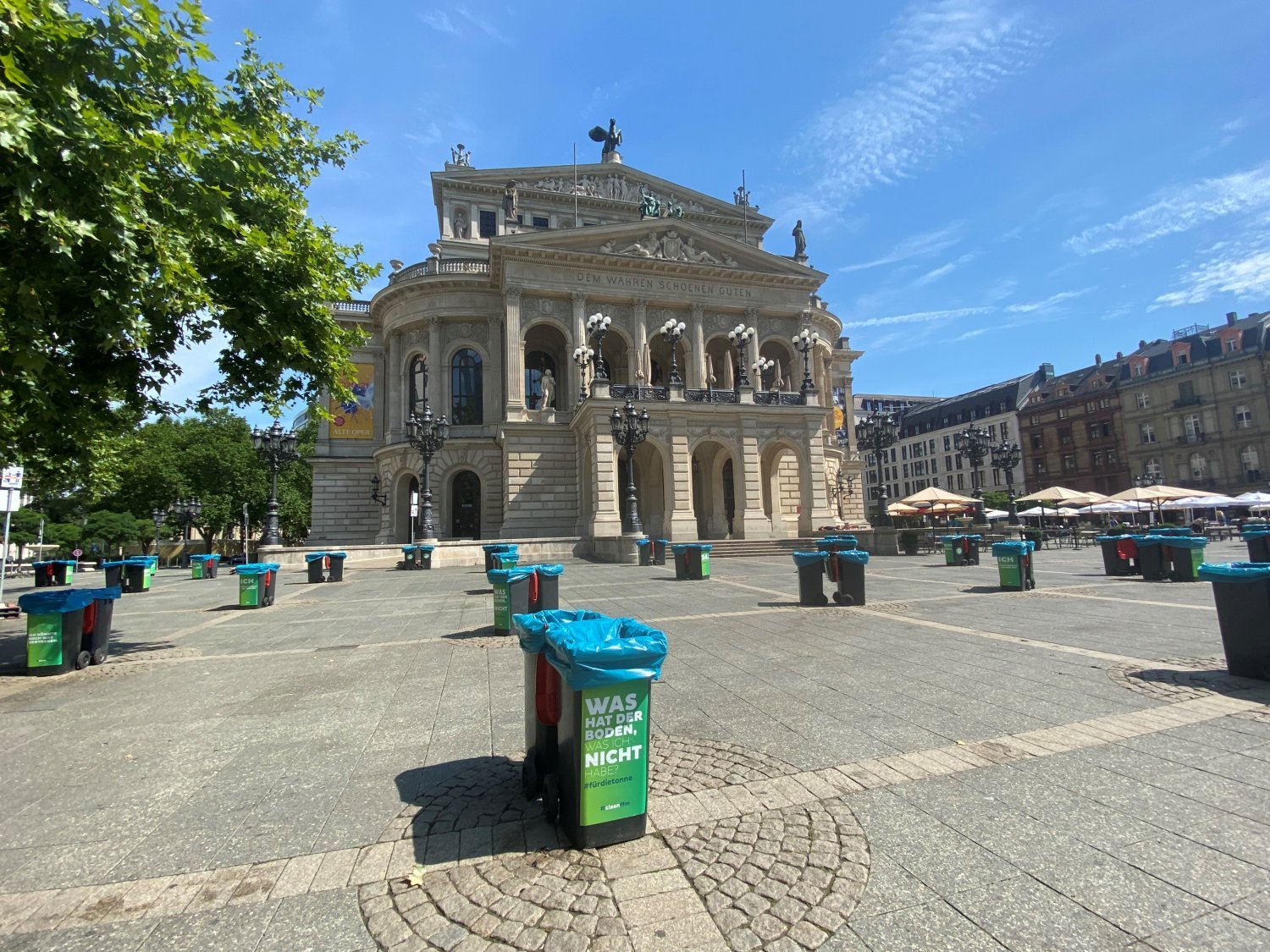 Nach den Randalen hat die Stadt Mülleimer auf den Opernplatz gestellt