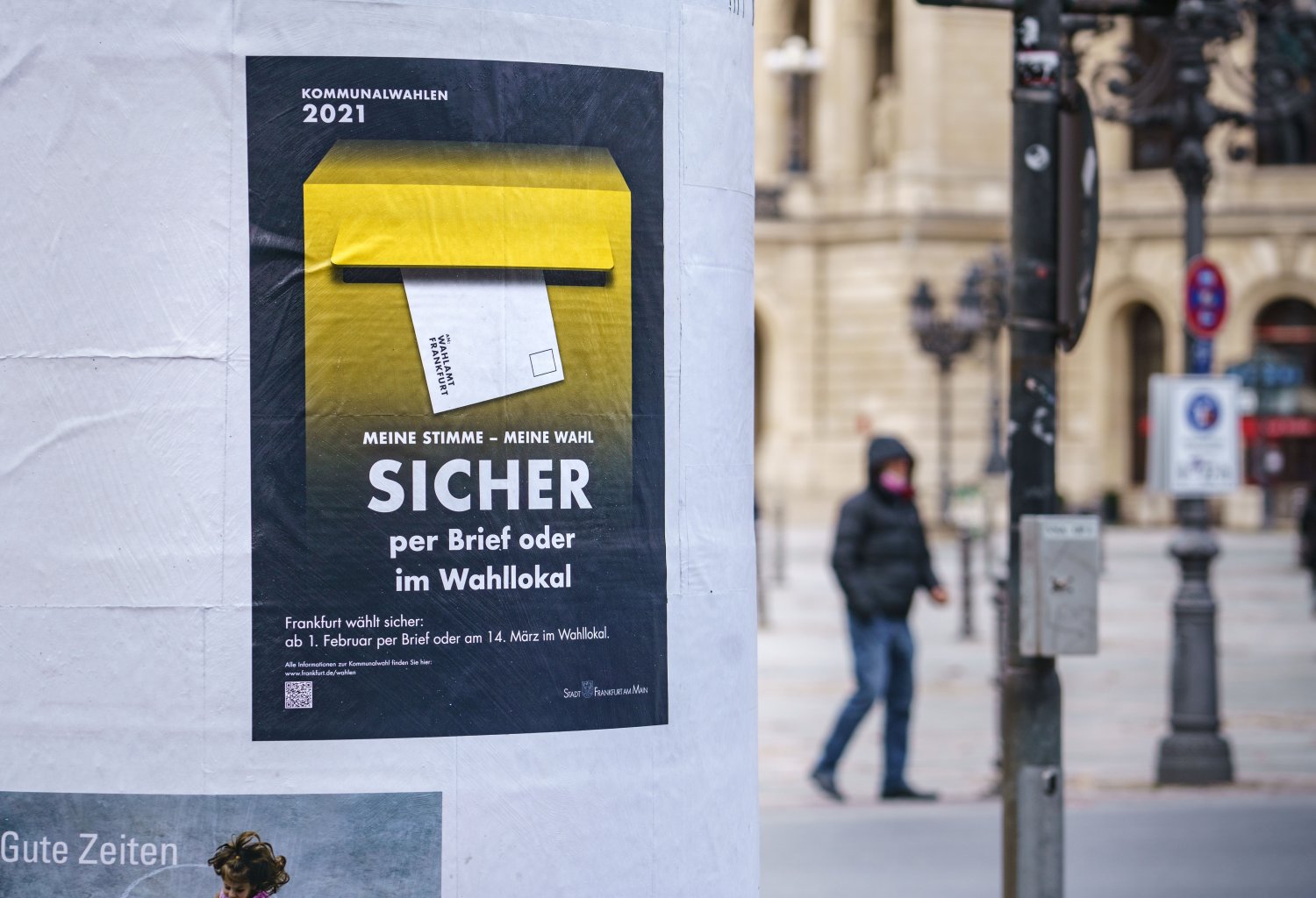 Ein Plakat zur Kommunalwahl 2021 hängt zu Beginn einer Kampagne der Stadt Frankfurt an einer Litfaßsäule in der Innenstadt.