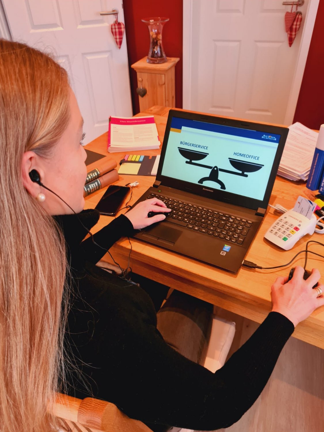 So wie die Standesbeamtin Corinna Wallner arbeiten viele Rathausbedienstete im Homeoffice. Dabei stehen die Anliegen der Bürgerinnen und Bürger stets an erster Stelle.