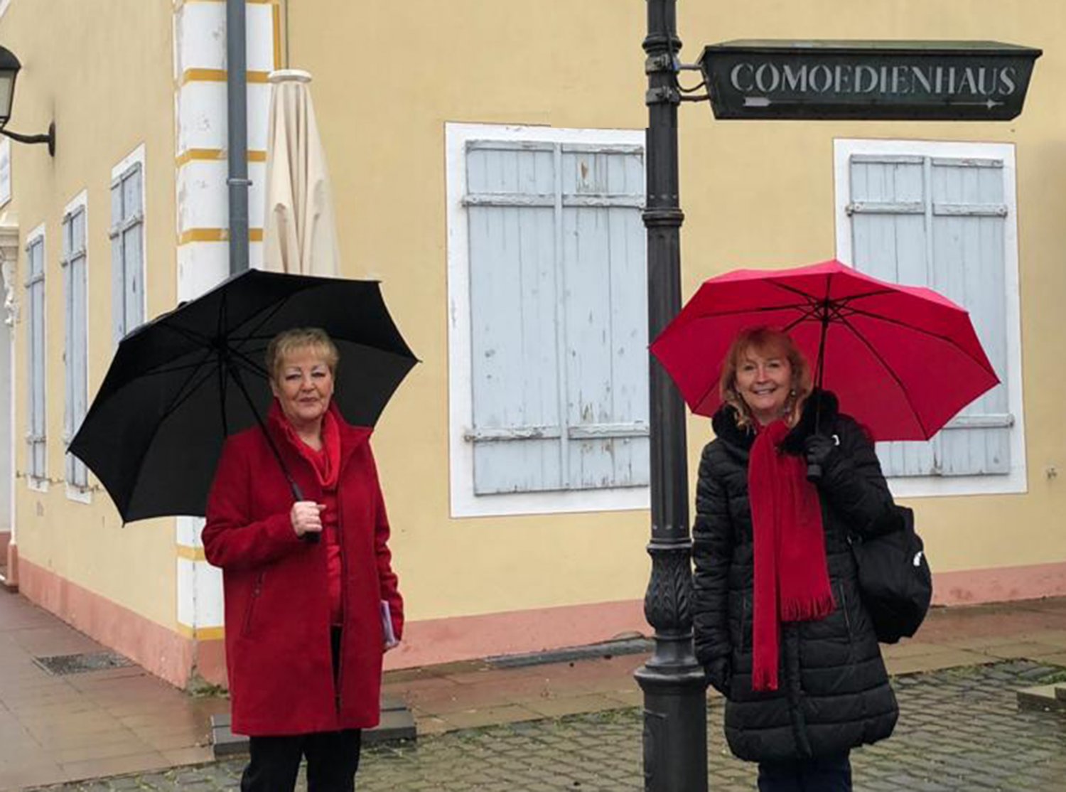 Die Stadtverordnetenvorsteherin Beate Funck und die kulturpolitische Sprecherin Caroline Geier-Roth vor dem Comoedienhaus