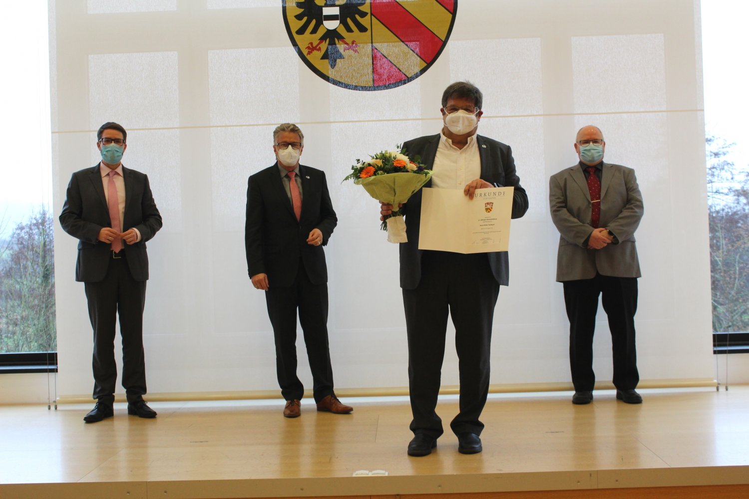 Walter Dreßbach (Mitte) ist von Landrat Thorsten Stolz, Kreisbeigeordnetem Winfried Ottmann und Heinz Neuendorf (Personalrat, von links) für 40 Jahre Tätigkeit im öffentlichen Dienst geehrt worden.