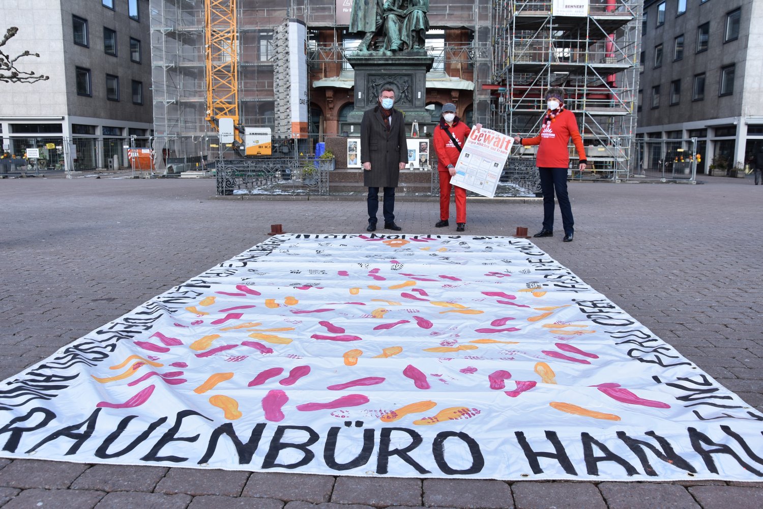 Kunstprojekt auf dem Hanauer Marktplatz: Oberbürgermeister Claus Kaminsky, Künstlerin Sanja Zivo und Frauenbeauftragte Monika Kühn-Bousonville.