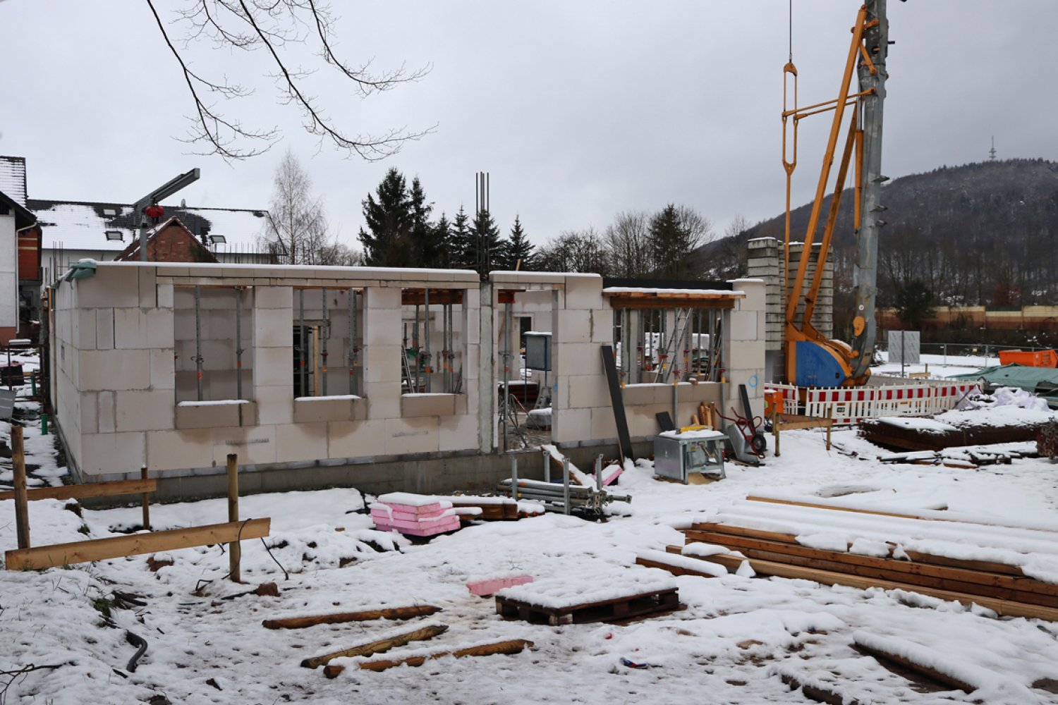 Im Bau: Das neue Feuerwehrhaus-Ost wird künftig den zentralen Standort für die Freiwilligen Feuerwehren aus Haitz und Höchst bilden.