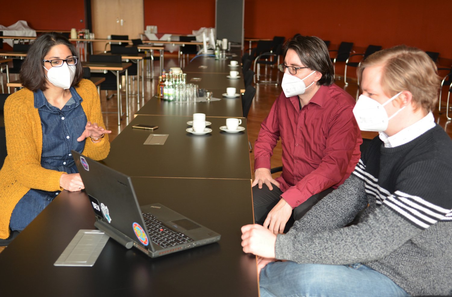 Geeta Chetterjee vom Projektteam im Gesundheitsamt bespricht mit den Entwicklern von 2mt Software Solutions, Sebastian Heuser und Jan Schwarz, die notwendigen Änderungen der Software