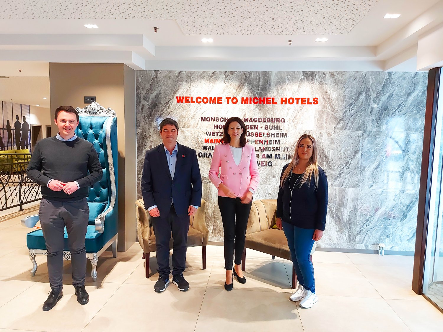 Das Bild zeigt (von links): Pascal Reddig (Büroleiter Katja Leikert), Ido Michel, Dr. Katja Leikert und Isabelle Sarrach. 