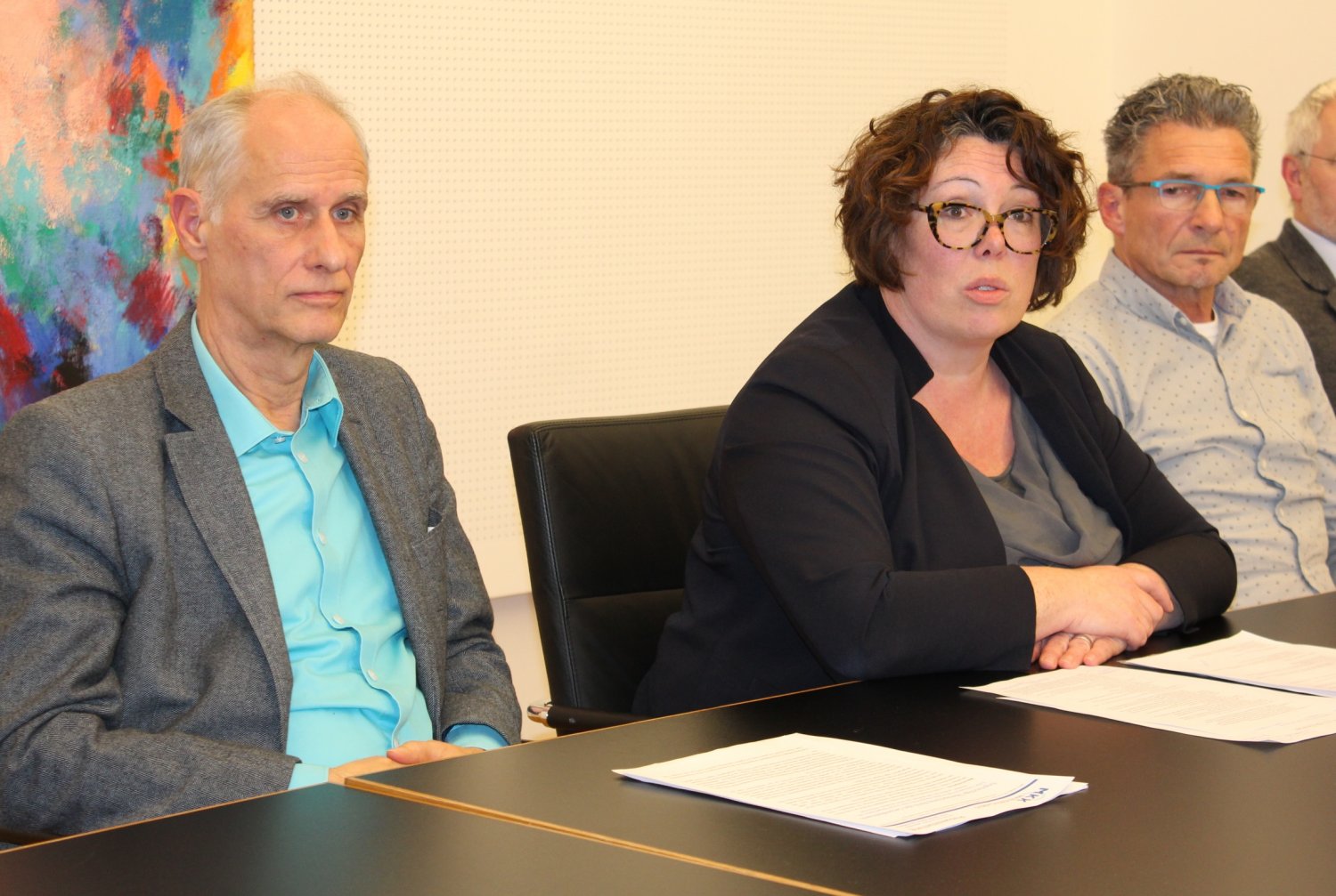 Auf einer Pressekonferenz am 3. März 2020 geben Gesundheitsamtsleiter Dr. Siegfried Giernat, Erste Kreisbeigeordnete Susanne Simmler und Dr. Wolfgang Lenz Auskunft