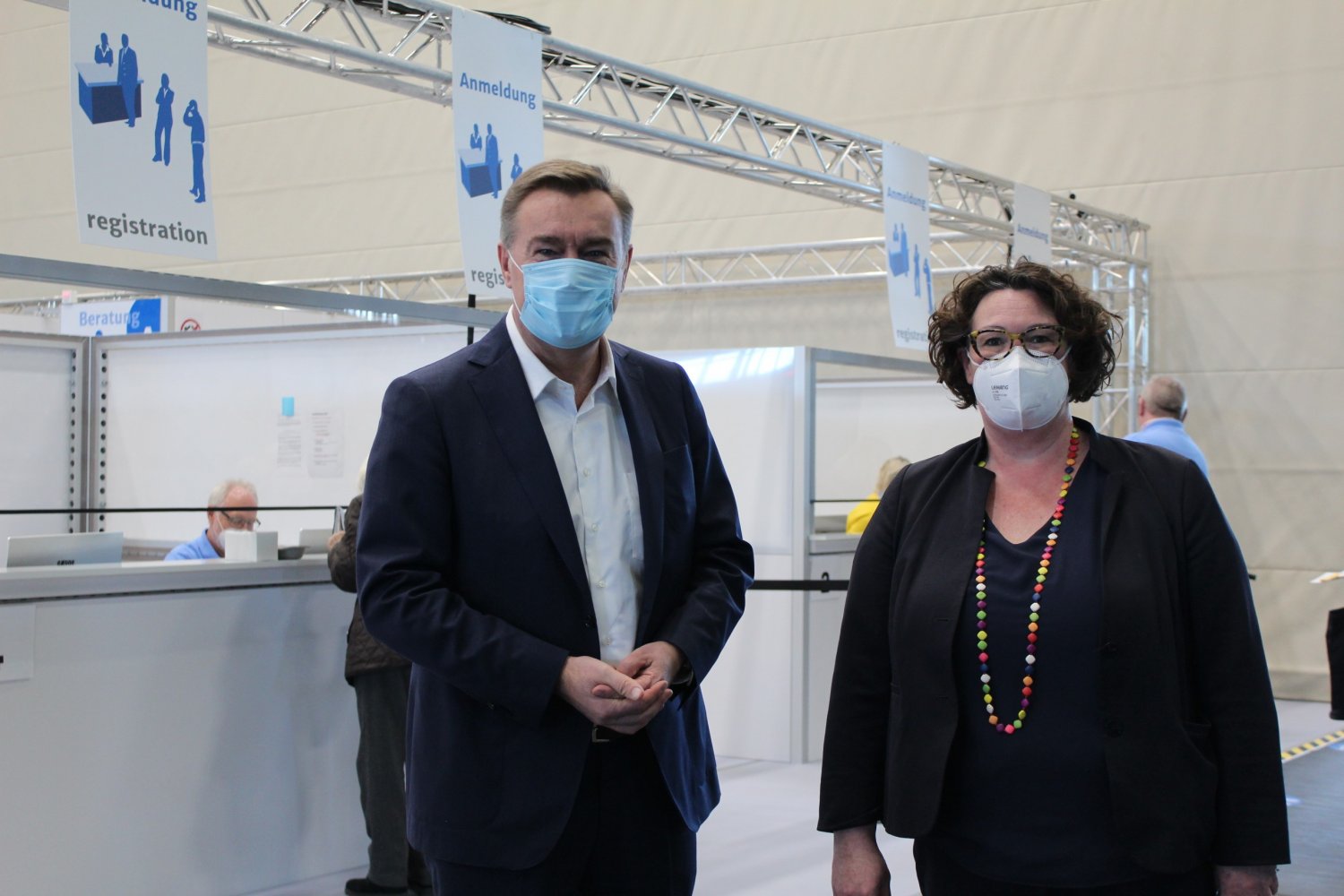 Oberbürgermeister Claus Kaminsky und Erste Kreisbeigeordnete Susanne Simmler zogen ein positives Resümee zum Impfbetrieb in den Impfzentren.
