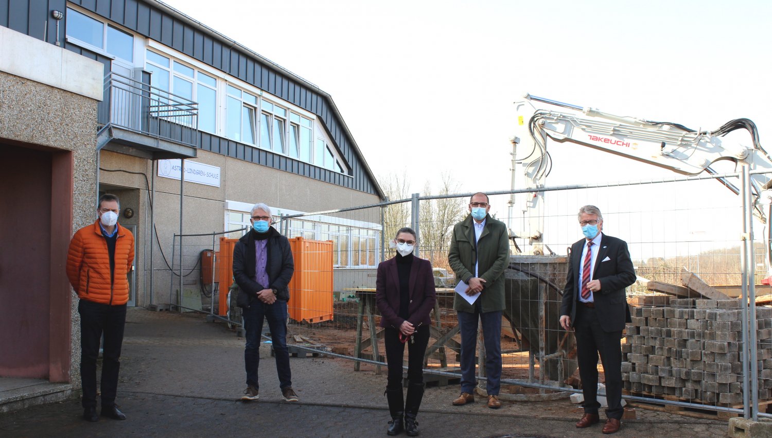 von links) Architekt Werner Zymelka, Bernd Löffert (Amt für Schulwesen), Schulleiterin Carmen Nickel-Hammer und Matthias Eckhardt (Leiter des Amtes für Schulwesen, Bau- und Liegenschaftsverwaltung, Energie und Klimaschutz, Zentrale Dienste