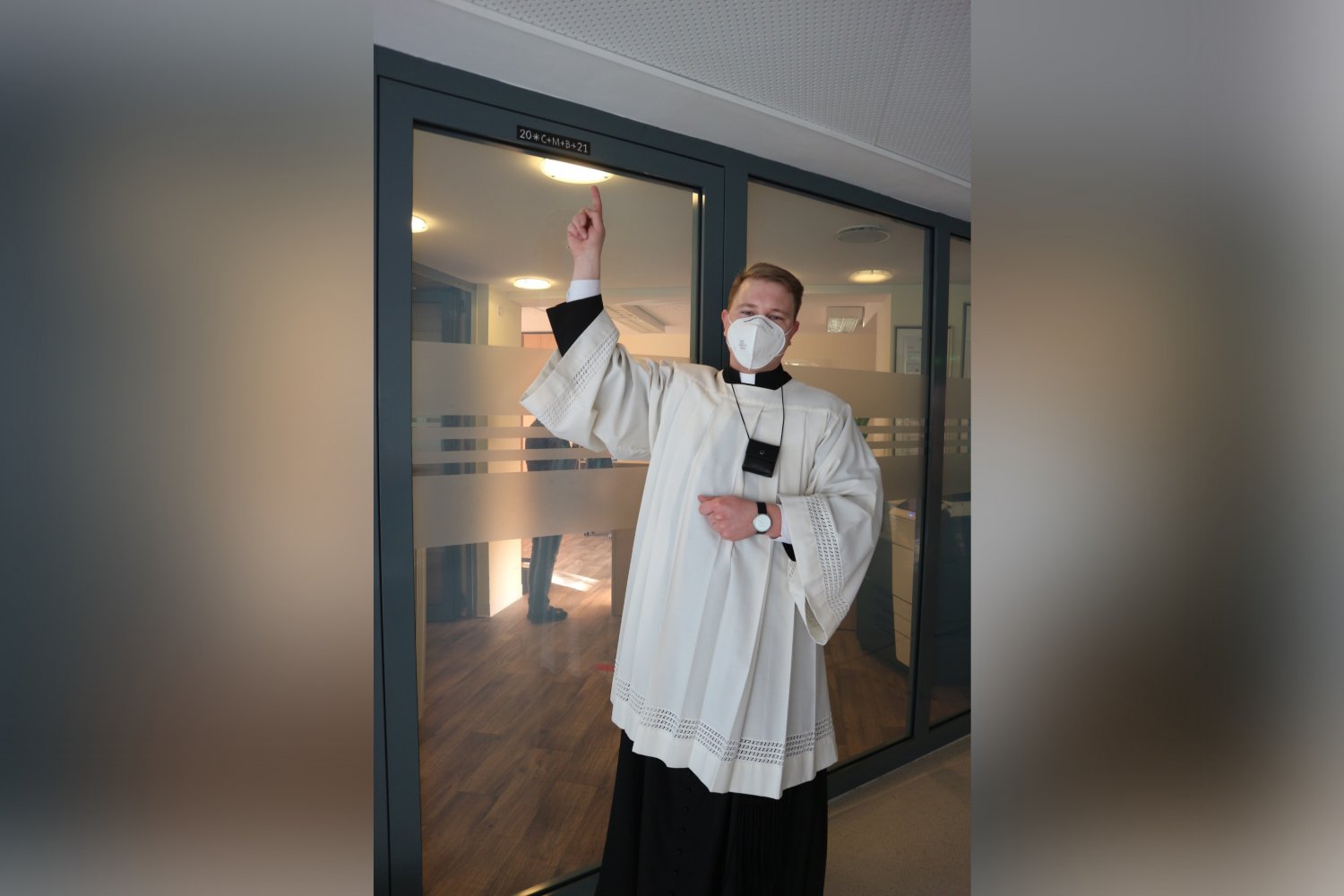 Diakon Philipp Schöppner von der katholischen Pfarrgemeinde St. Elisabeth in Hanau überbrachte den Sternsinger-Segen für das Wohnstift Hanau.