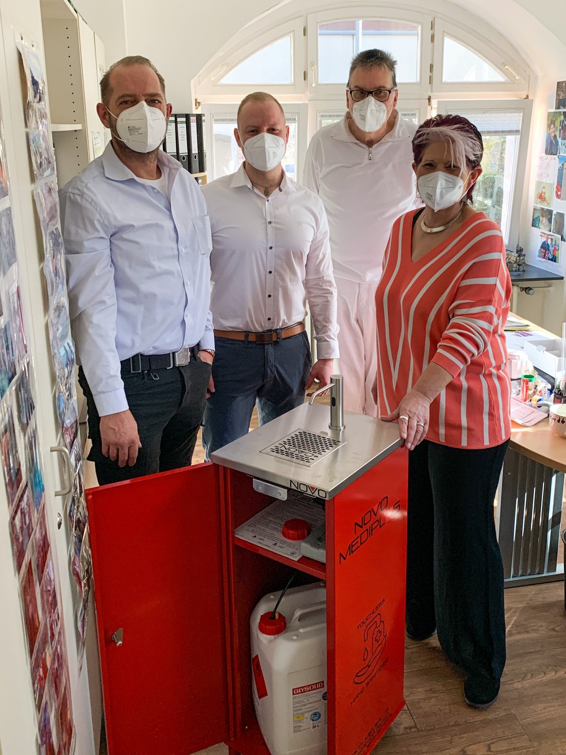 Udo Gärtner und Robin Krack spendeten eines der ersten Hygienegeräte an das Rehazentrum St. Marien. Darüber freuen sich Dr. Jürgen Wagner und Klinikleiterin Claudia Kugler (von links).