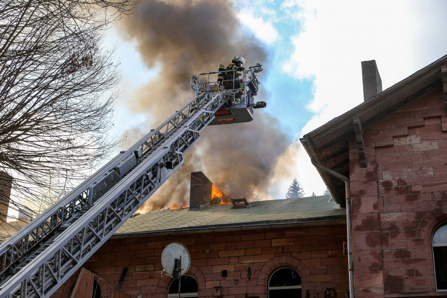 Flammen schlagen aus dem Dach