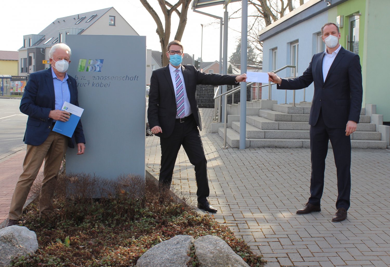 Landrat Thorsten Stolz (Mitte) überbrachte den Bewilligungsbescheid für die Wohnraumförderung in Höhe von 297.110 Euro an die beiden Vorstandsmitglieder der Baugenossenschaft Bruchköbel, Jens Schneider (rechts) und Heinz Habermann.