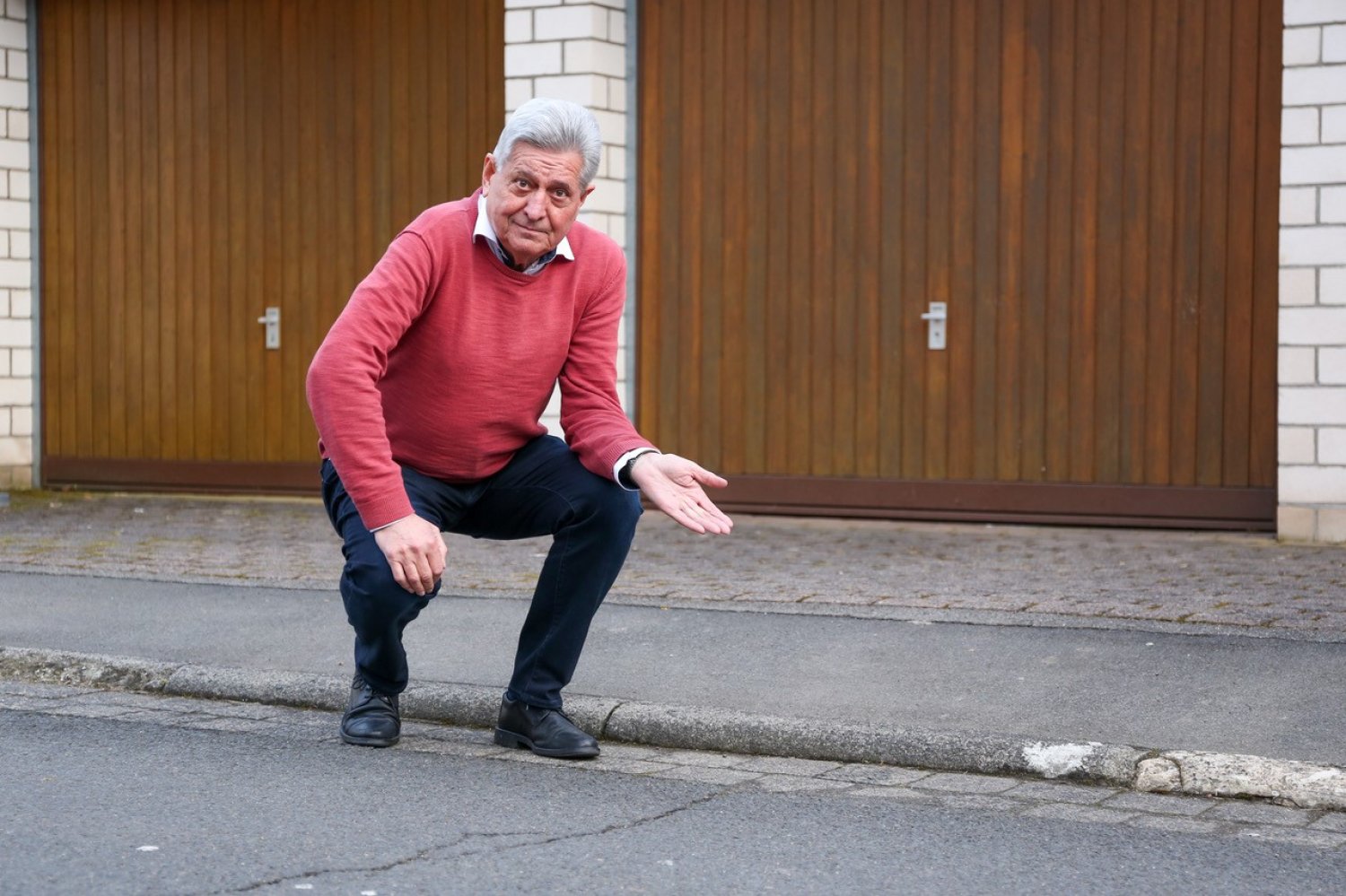 SPD-Fraktionsvorsitzender Helmut Meister zeigt, worum es geht: die Straßen in Schlüchtern und den Stadtteilen.