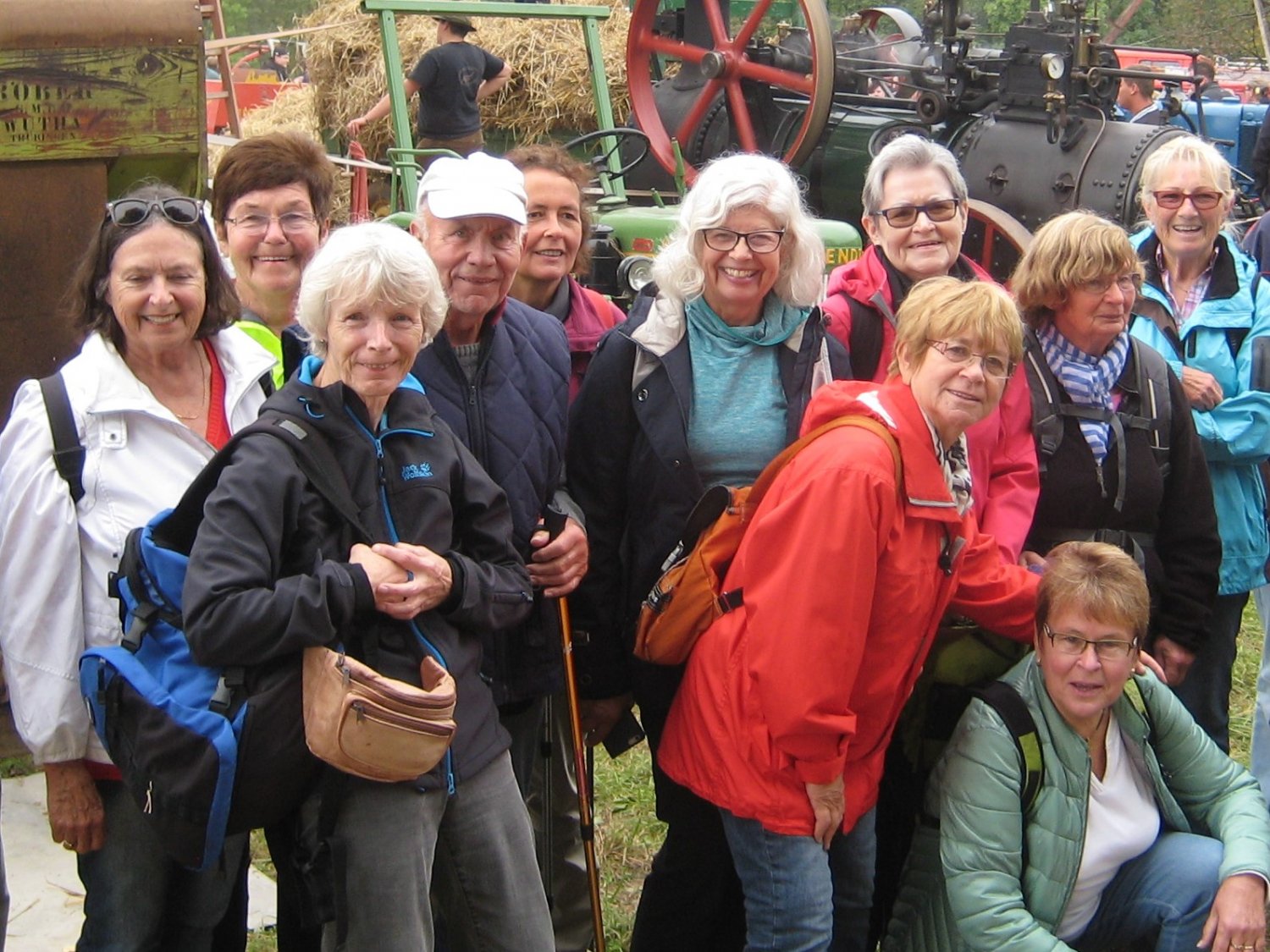 Willi Neidhardt im Kreise von Wanderinnen der Ortsgruppe Gelnhausen