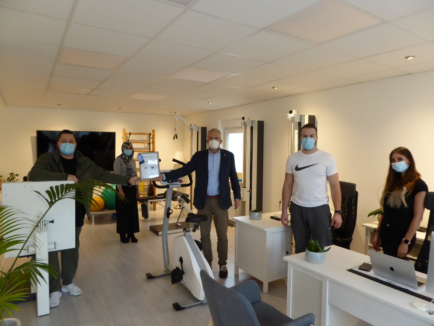 Geschäftsführer/Physiotherapeut Tristan Grimm, Reinigungsfachkraft Yeter Tas, Bürgermeister Andreas Weiher, Physiotherapeut Leon Reitz und Vera Vesmanis Büro/Anmeldung. 