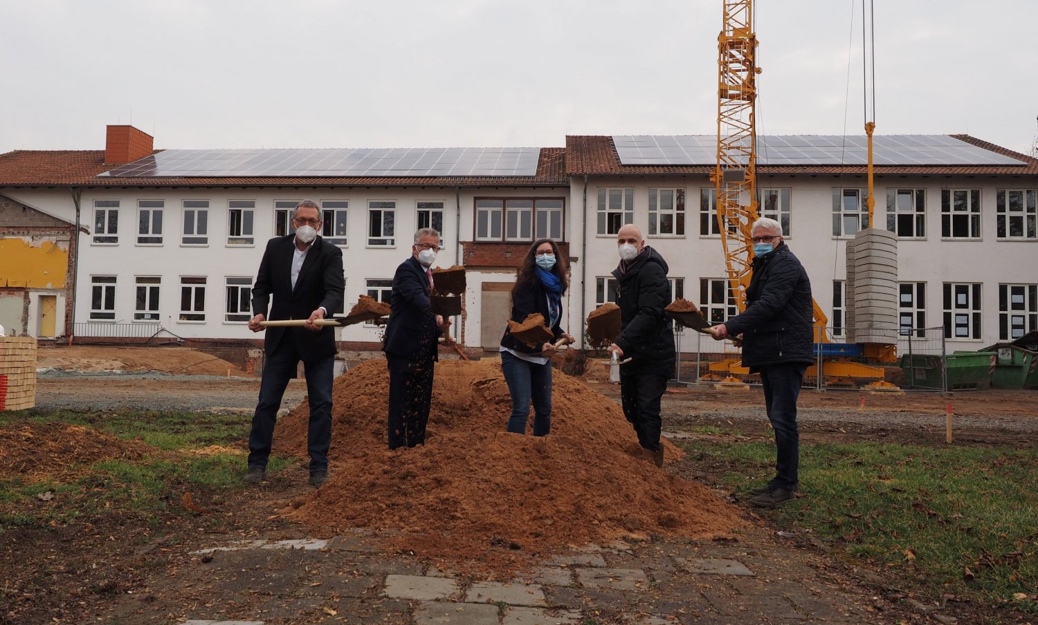 Schuldezernent Winfried Ottmann (Zweiter von links) gab beim offiziellen Spatenstich gemeinsam mit Schulleiterin Kerstin Rosanka (Mitte), den Architekten Rolf-Dieter Eurich (links) und René Fox (Zweiter von rechts) sowie Abteilungsleiter Bernd Löffer
